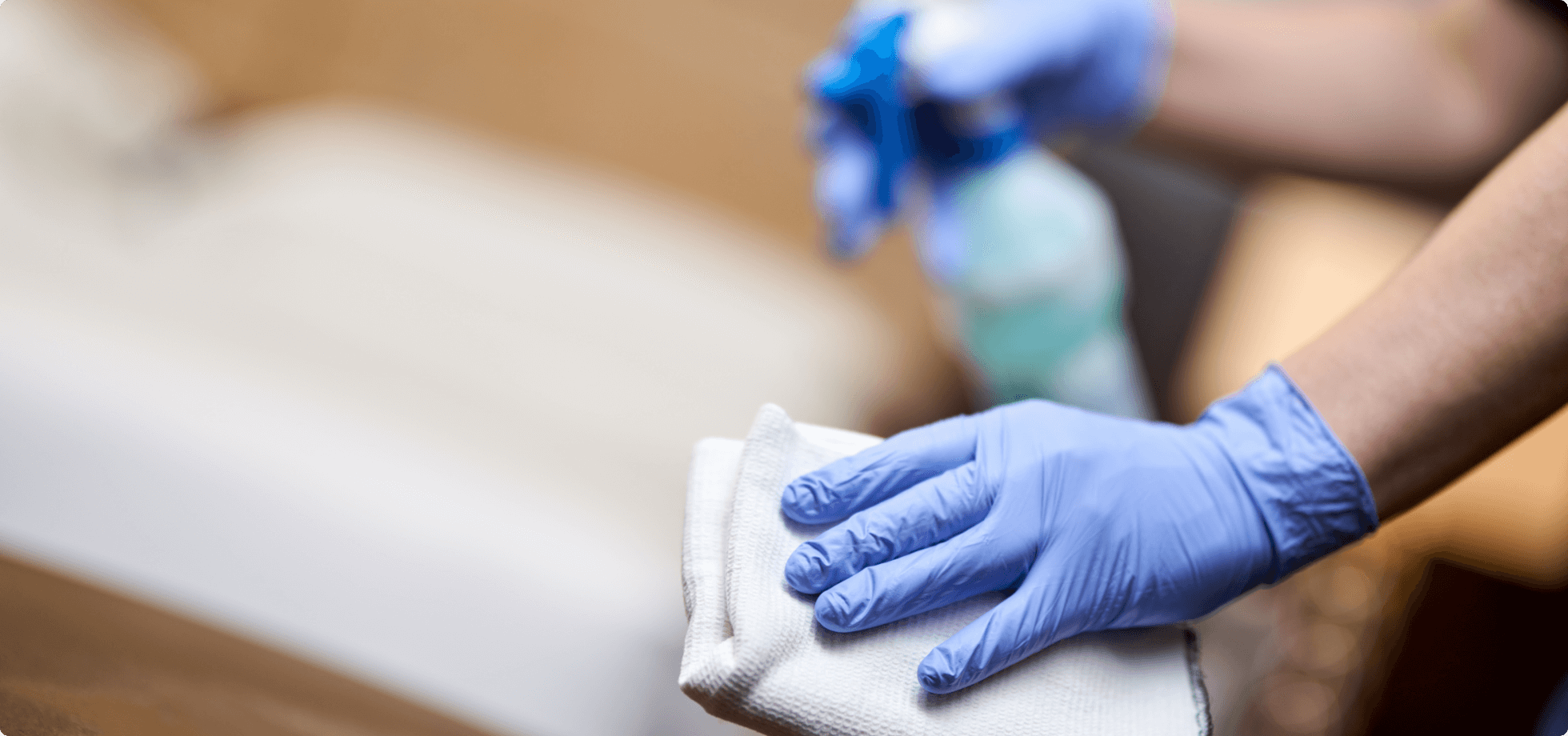 掃除道具を持つ手