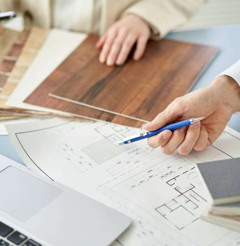 ペンで書く様子