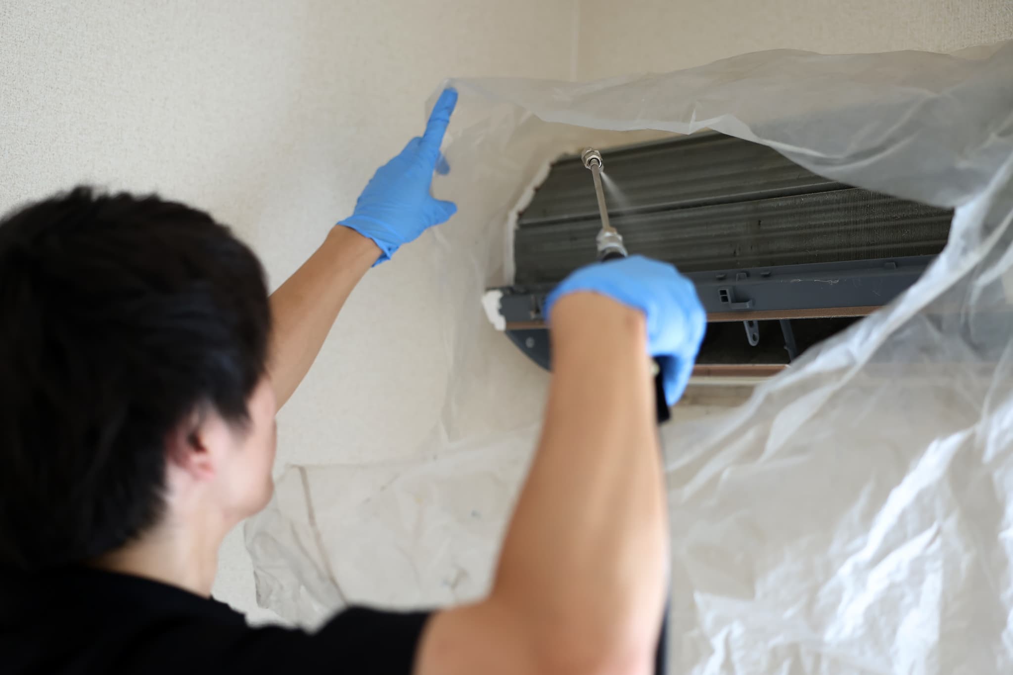 エアコンを掃除する様子