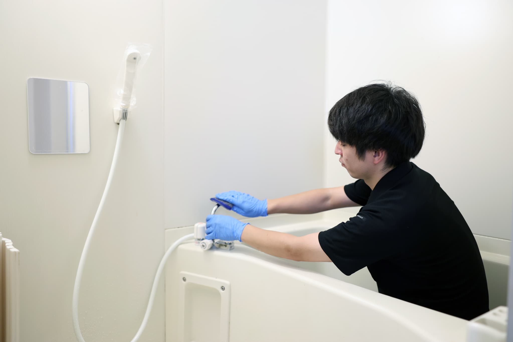 蛇口を磨く様子