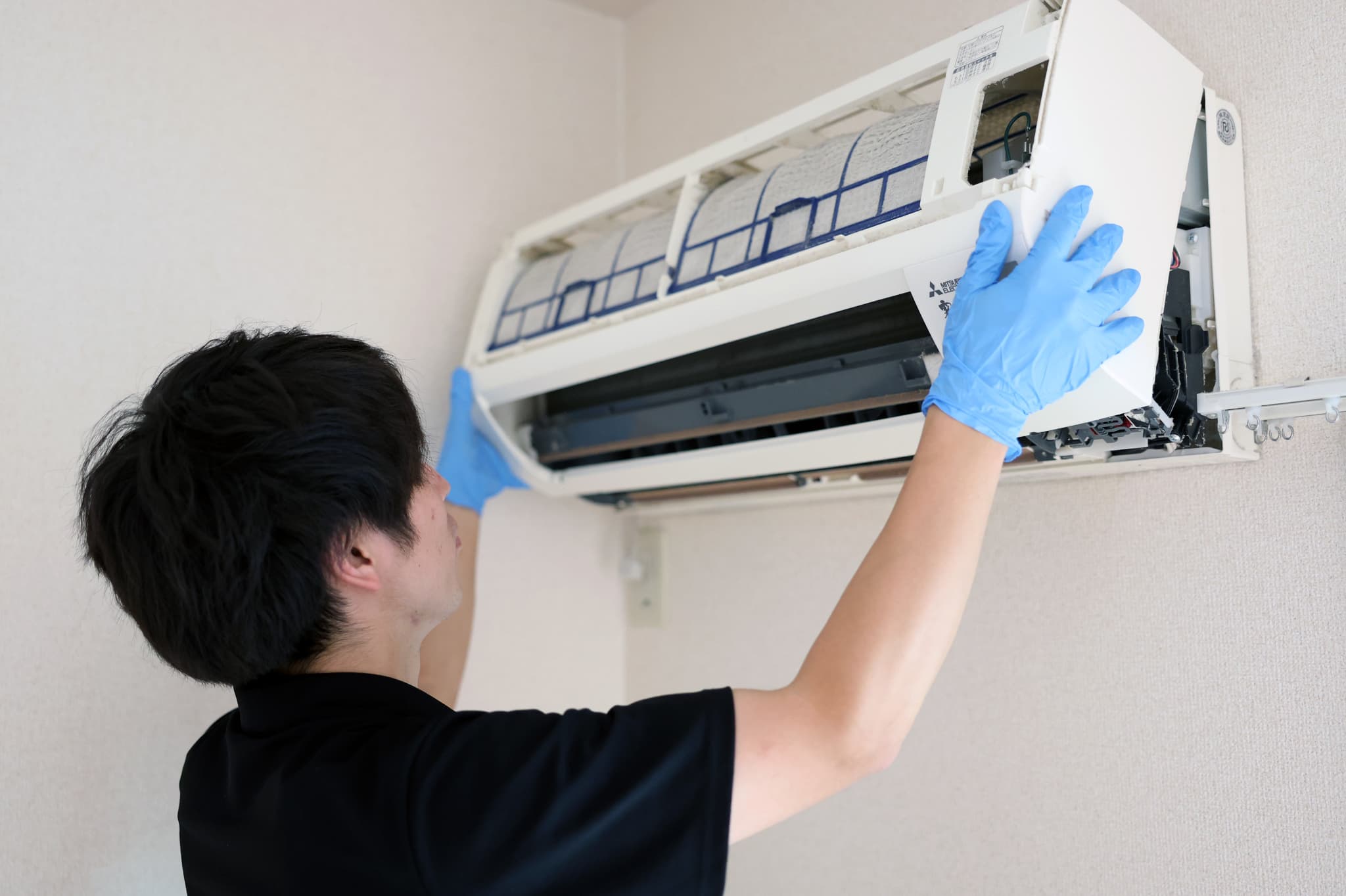 エアコンをチェックするスタッフ
