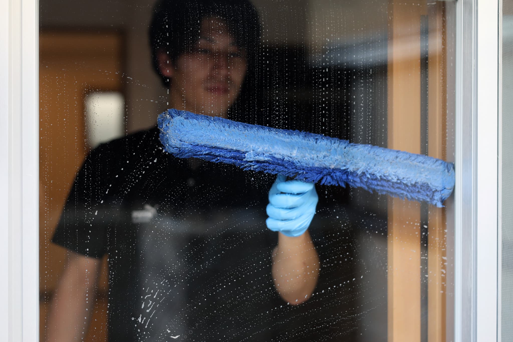 窓を磨く様子