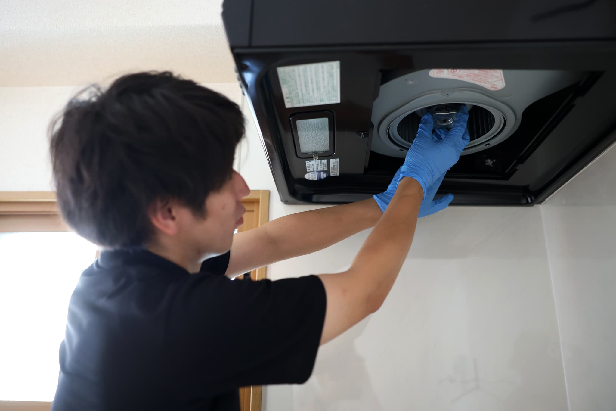 換気扇を見る様子