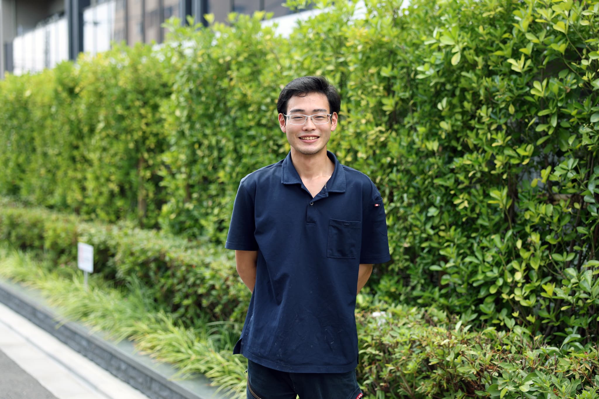 後ろで腕を組むスタッフ