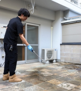 床を磨くスタッフ