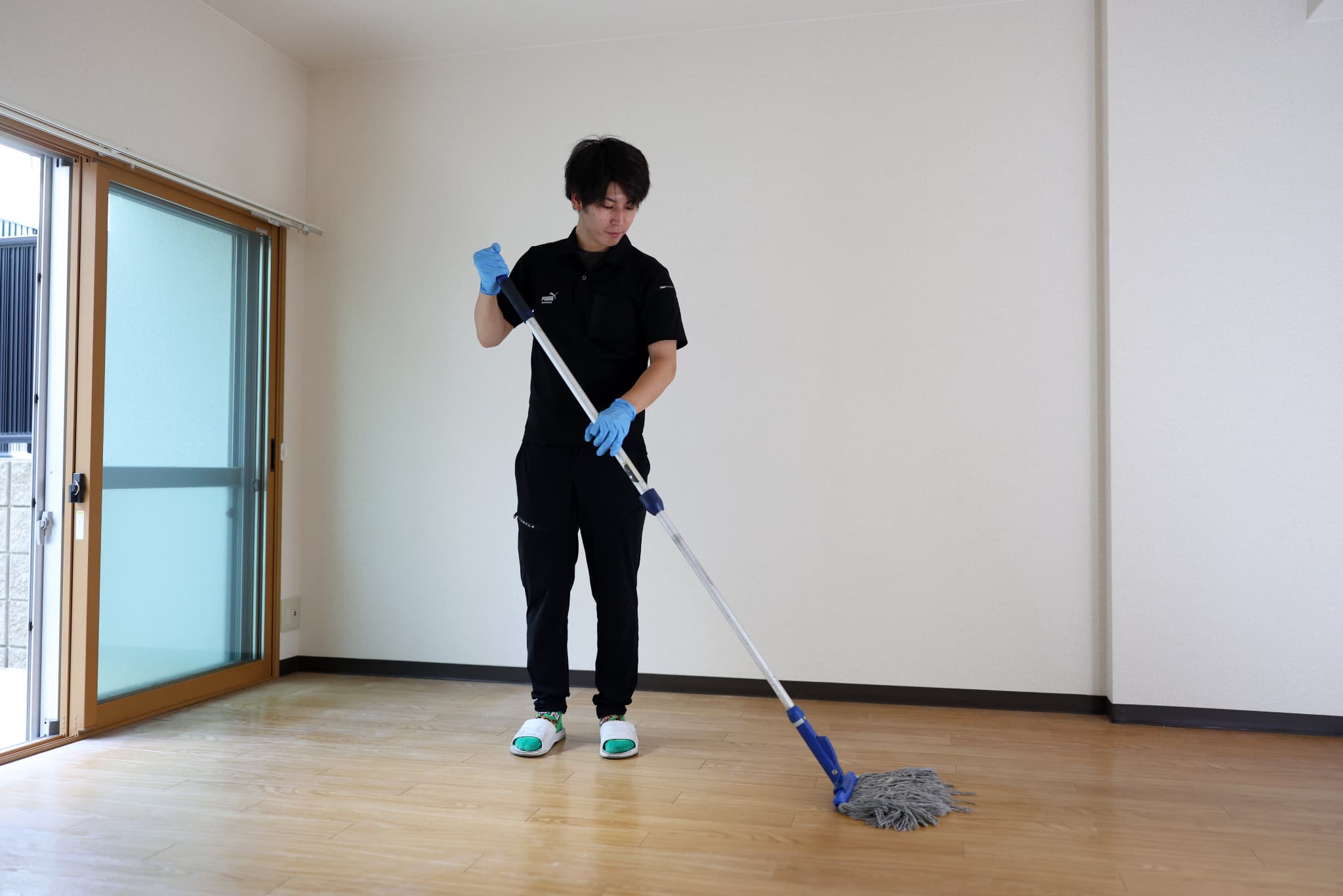 床を磨くスタッフ