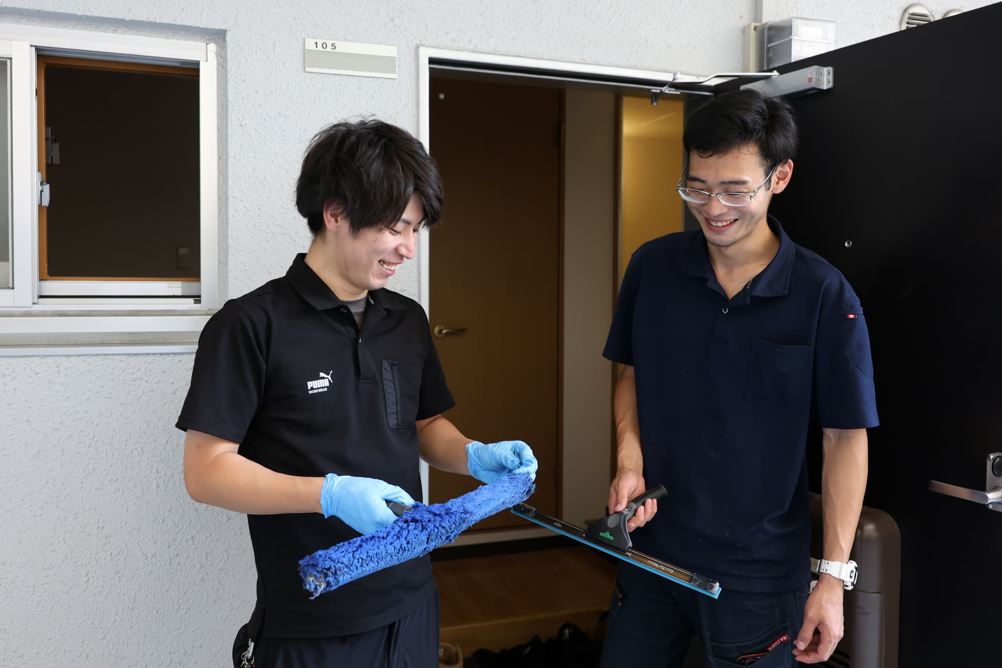 掃除道具をチェックするスタッフ