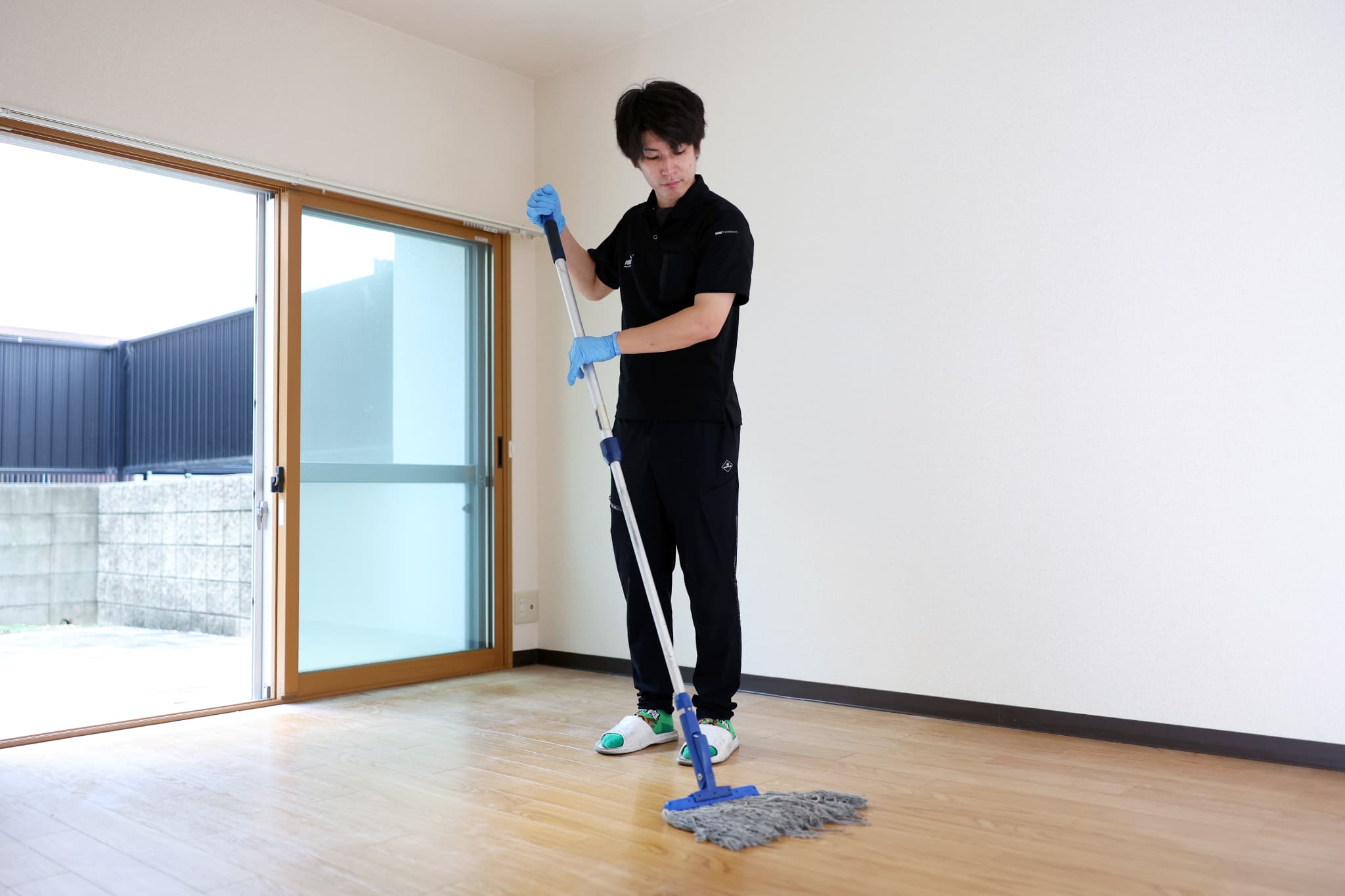 床を磨くスタッフ