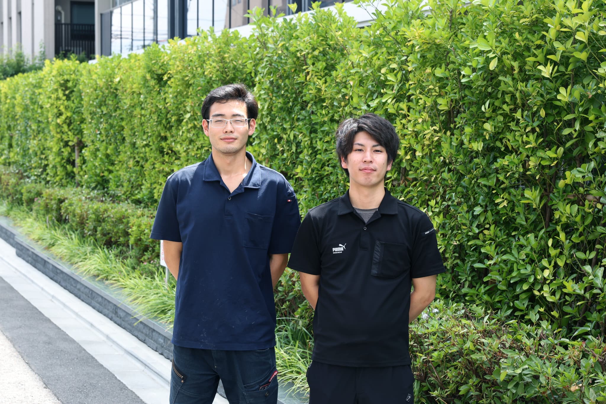 腕を後ろで組む男性